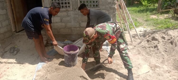Membantu Kesulitan Masyarakat, Babinsa Waingapu Kerja Bakti Bangun Rumah Warga