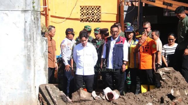 Bupati Mendampingi Wapres Tinjau Jembatan Putus Di Kecamatan Simpenan