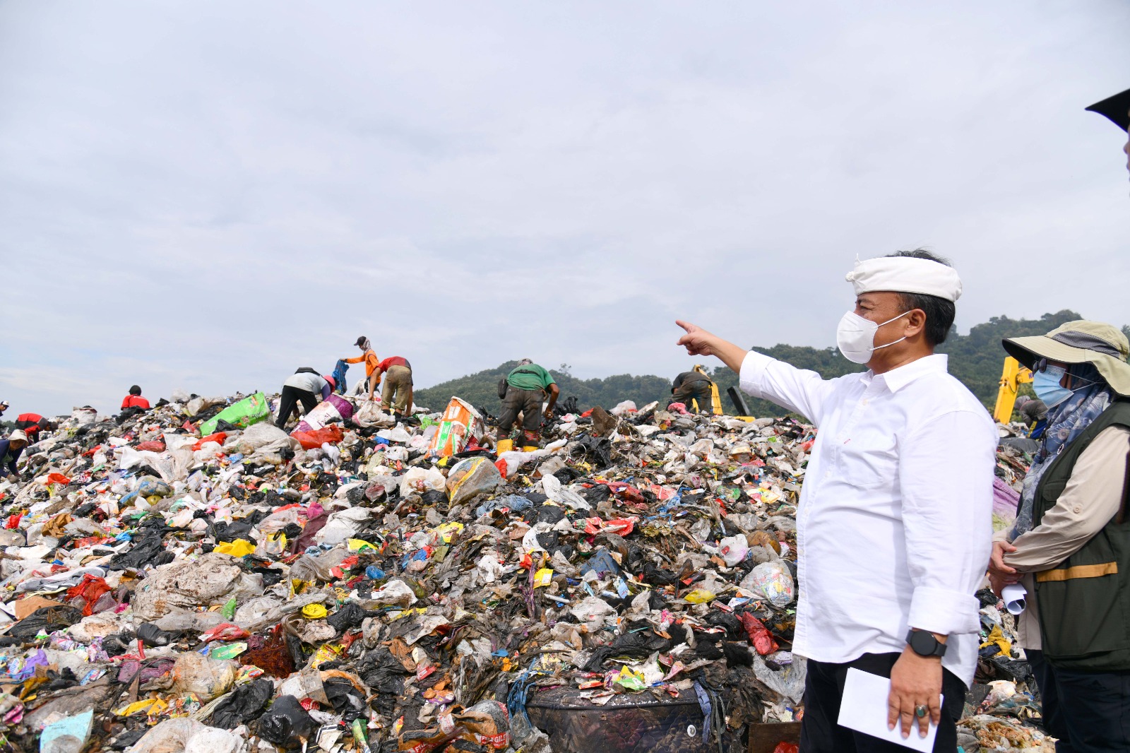 Sekda Herman Cek Longsor Sampah di TPA Sarimukti