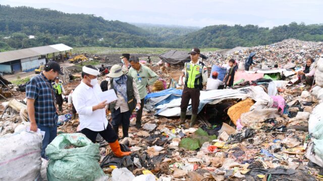 Sekda Herman Cek Longsor Sampah di TPA Sarimukti