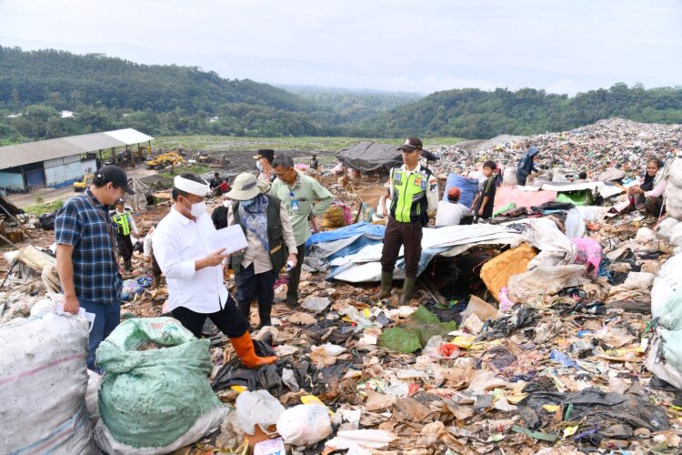 Sekda Herman Cek Longsor Sampah di TPA Sarimukti