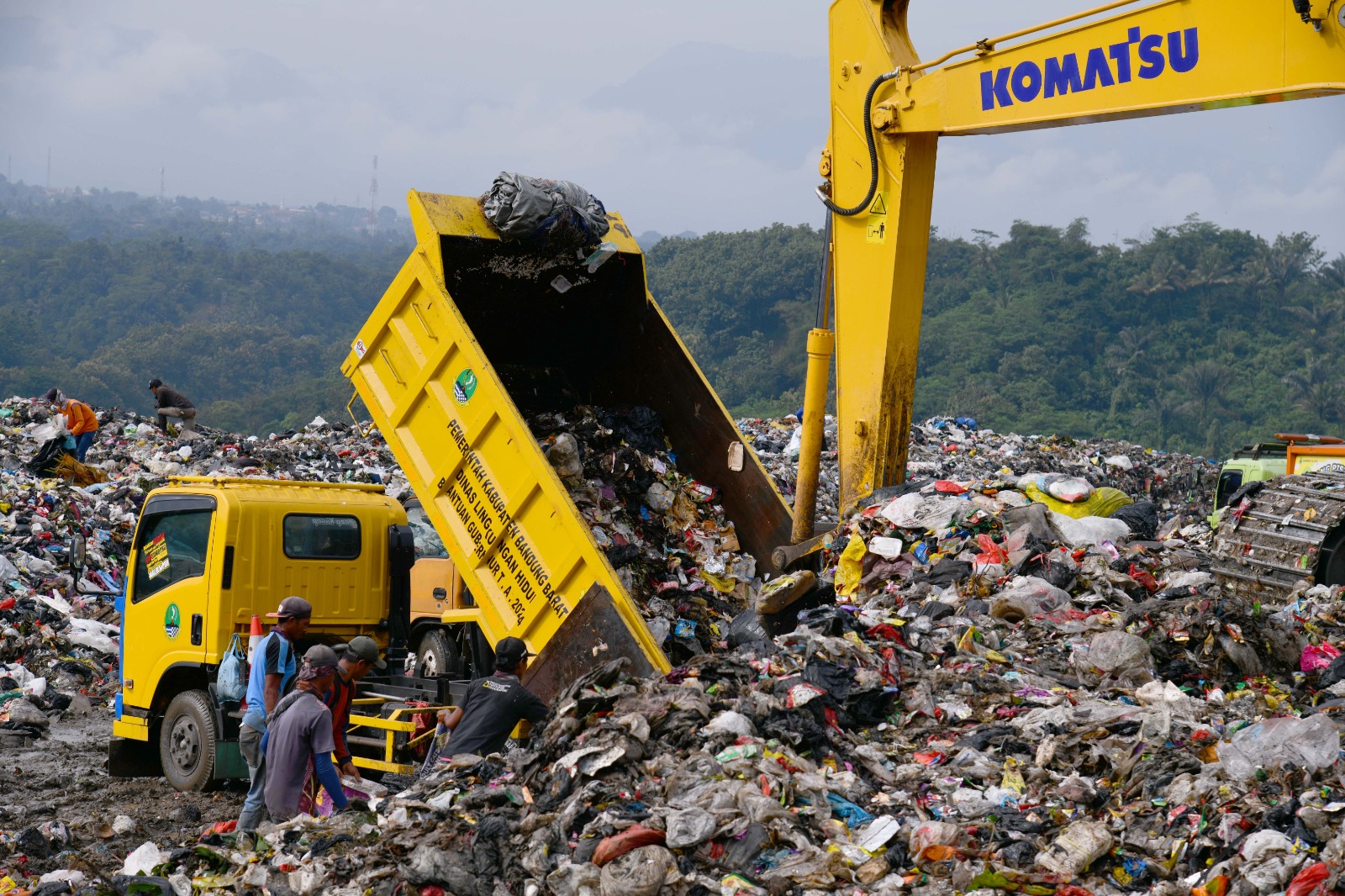 Sekda Herman Cek Longsor Sampah di TPA Sarimukti