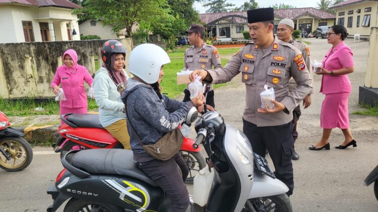 Pembagian Takjil Kepada Masyarakat Oleh Polsek Katikutana Momen Bulan Suci Ramadhan 1446 H/2025 M