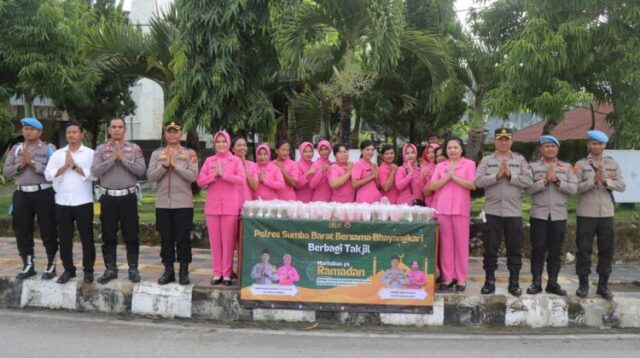 Kapolres Sumba Barat Berbagi Takjil untuk Masyarakat Kota Waikabubak