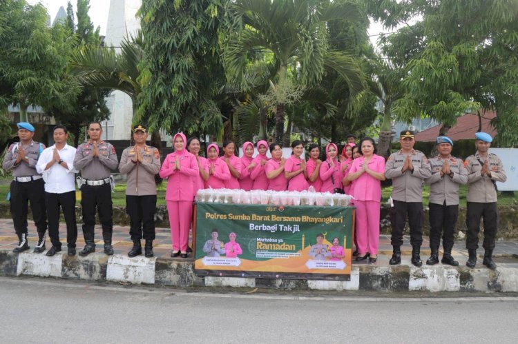 Kapolres Sumba Barat Berbagi Takjil untuk Masyarakat Kota Waikabubak