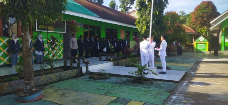 Kasat Binmas Polres Sumba Barat Selaku Pembina Upacara Bendera Merah Putih di Sekolah Madrasyah Aliyah Negeri (MAN) Waikabubak,