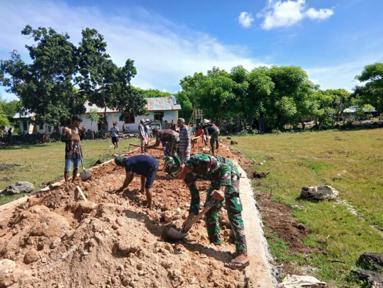 Satgas TMMD Ke- 123 dan Warga Ratakan Timbunan Tanah Untuk Pembangunan Jalan