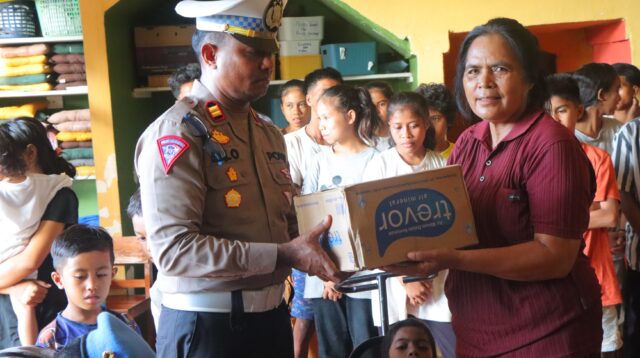 Polri Peduli Kasih, Polres Sumba Barat Daya Berbagi Tali Asih Dengan Anak-Anak Panti Asuhan Hati Nurani Sumba