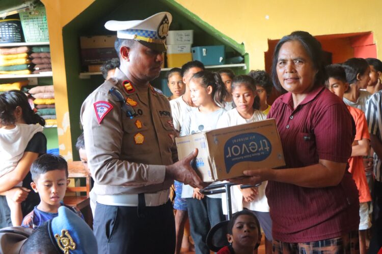 Polri Peduli Kasih, Polres Sumba Barat Daya Berbagi Tali Asih Dengan Anak-Anak Panti Asuhan Hati Nurani Sumba