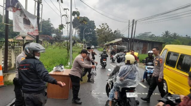 Kegiatan Berbagi Takjil Kapolsek Cireunghas Menjelang Buka Puasa