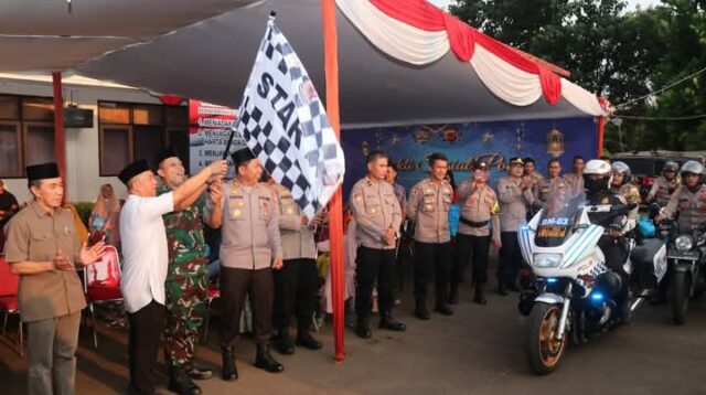 Kapolres Sukabumi Salurkan Paket Sembako Untuk Korban Bencana Di Palabuhanratu