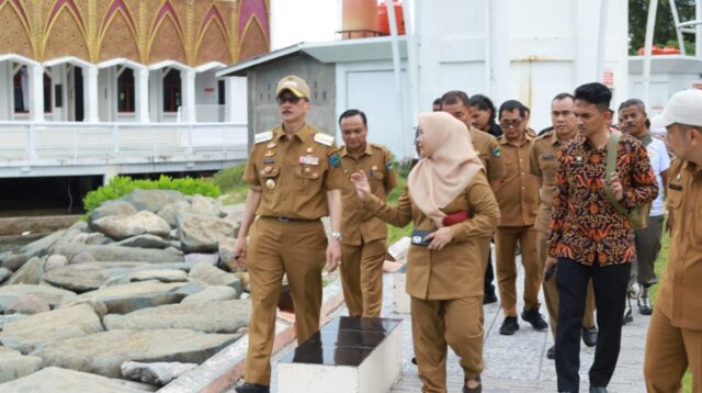 Bupati Pessel Hendrajoni, Tinjau Sejumlah Sarana dan Prasarana di Kawasan Wisata Pantai Carocok Painan