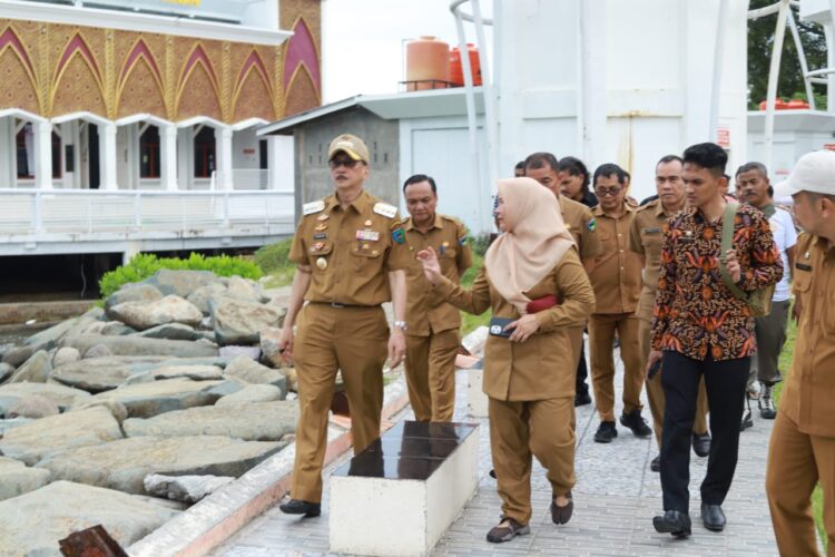 Bupati Pessel Hendrajoni, Tinjau Sejumlah Sarana dan Prasarana di Kawasan Wisata Pantai Carocok Painan Bupati Pessel Hendrajoni, Tinjau Sejumlah Sarana dan Prasarana di Kawasan Wisata Pantai Carocok Painan