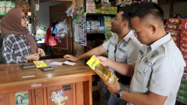 Satreskrim Polres Sumba Barat Gelar Sidak Minyak Goreng