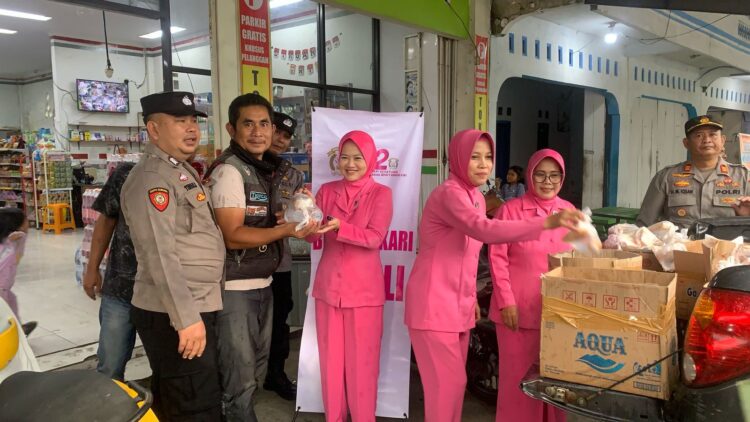 Giat Berbagi Takjil Polsek Sukaratu Polres Tasik Kota