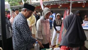 Bursah Zarnubi Dan widia Ningsih Kunjungi Pasar Ramadhan Tepian Ayek Lematang