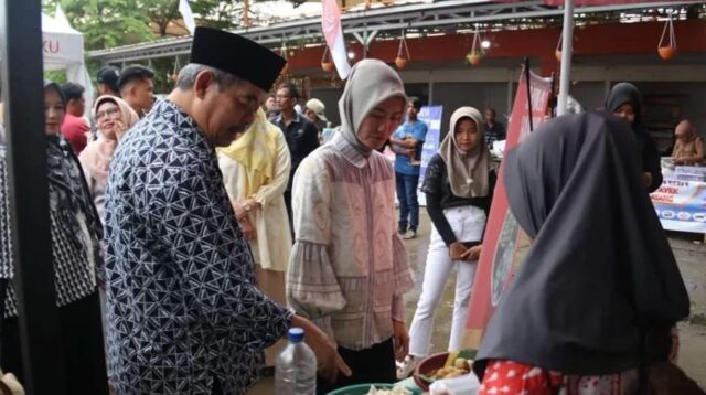 Bursah Zarnubi Dan widia Ningsih Kunjungi Pasar Ramadhan Tepian Ayek Lematang