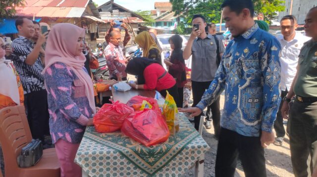 Wakil Bupati Tanggamus Buka Bazar Pasar Murah Bersubsidi di Terminal Kota Agung