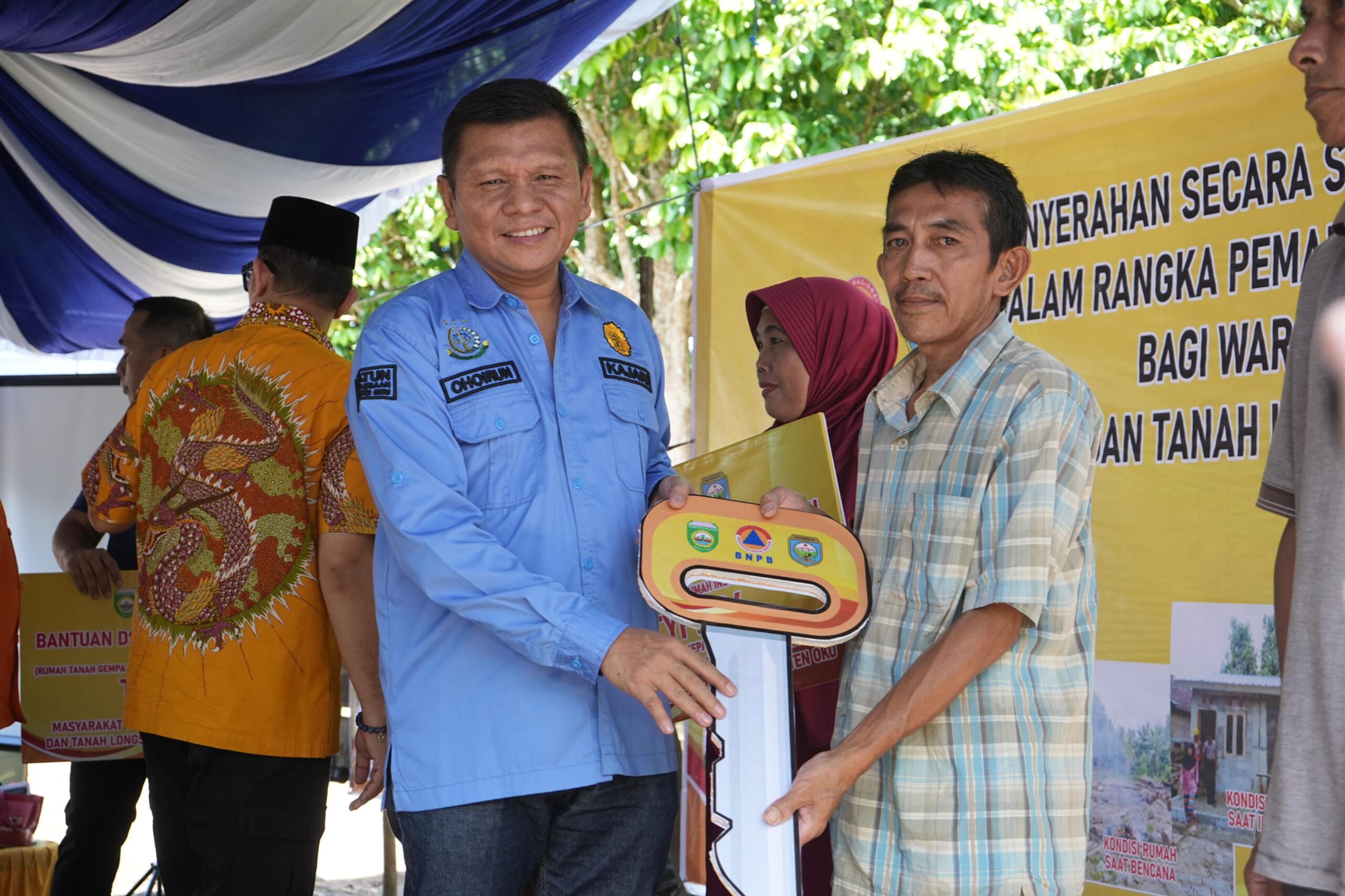 Bupati OKU Teddy Meilwansyah Serahkan RTG RISHA Ke Masyarakat, Minta Pembangunan Dipercepat.