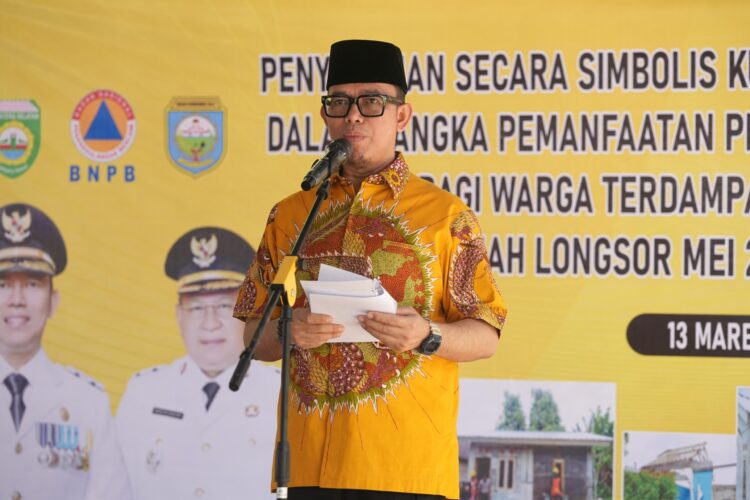 Bupati OKU Teddy Meilwansyah Serahkan RTG RISHA Ke Masyarakat, Minta Pembangunan Dipercepat.