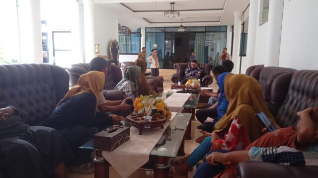 Sejumlah Pedagang Pantai Carocok Painan Temui Bupati Hendrajoni, Ternyata Ini yang Dibahas