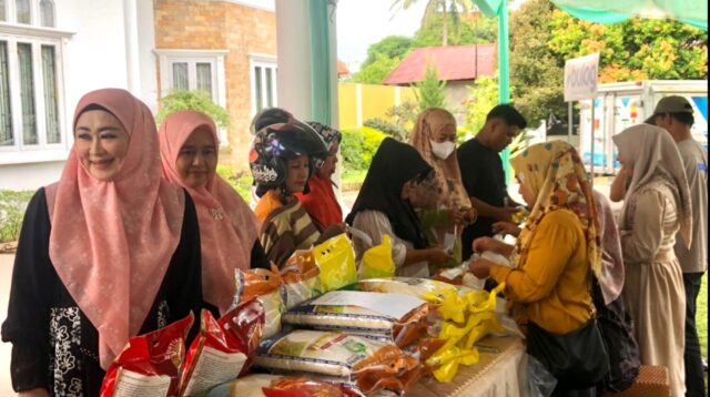 TP-PKK Pessel Gelar Pasar Murah Ramadhan, Rumdin Bupati Siserbu Warga