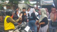TP-PKK Pessel Gelar Pasar Murah Ramadhan, Rumdin Bupati diserbu warga. Pessel sergap.co.id -- Tim Penggerak (TP) PKK Kabupaten Pesisir Selatan menggelar Pasar murah di Rumah Dinas Bupati Pesisir Selatan pada Sabtu (15/3).   Kegiatan yang dipimpin langsung oleh Ketua TP-PKK Lisda Hendrajoni tersebut, menyediakan setidaknya 500 Paket sembako, yang dapat dibeli masyarakat dengan harga murah dibawah pasaran. Menurut Ketua TP-PKK Pesisir Selatan Lisda Hendrajoni, kegiatan Pasar Ramadan tersebut merupakan salah satu bentuk dukungan terhadap pemerintah kabupaten dalan upaya menjaga kestabilan harga pangan, di Pesisir Selatan. Selain itu, kegiatan ini juga diharapkan dapat membantu perekonomian masyarakat, khususnya bagi masyarakat yang membutuhkan, dalam momentum bulan suci Ramadan. “Alhamdulillah, hari ini kita dapat menyelenggarakan Pasar Murah Ramadan, untuk membantu masyarakat kita yang membutuhkan, dalam momentum bulan suci Ramadan. Kita juga berharap dengan adanya pasar murah, dapat mendukung pemerintah kabupaten, dalam menjaga kestabilan harga pangan,” jelas perempuan yang akrab disapa Bunda Lisda tersebut. Pasar Murah Ramadan ini menawarkan berbagai macam barang dengan harga yang terjangkau, dengan sistem subsidi.  Masyarakat dapat membeli kebutuhan sehari-hari seperti beras, gula, minyak goreng, telur, dan lain-lain dengan harga yang lebih murah dibandingkan dengan harga di pasar umum. “Untuk selisih harganya variatif, mulai dari 5 ribu rupiah, hingga 10 rupiah,” ungkap Lisda. Antusias masyarakat pada kegiatan pasar murah Ramadan tersebut cukup tinggi, hanya butuh waktu kurang dari 2 jam, seluruh barang dan sembako yang ada di pasar murah tersebut sudah habis terjual. Setiap lapak, diserbu oleh pembeli untuk menukarkan kupon pasar murah dengan paket yang sudah disediakan . “Kami sangat terbantu dengan adanya pasar murah ini. Terima kasih kepada Bapak Bupati dan Bunda Lisda, semoga kegiatan seperti ini, dapat terus terlaksana,” ujar Neli (48) salah seorang warga painan. Kegiatan Pasar Murah Ramadan tersebut merupakan kerjasama antara TP-PKK Pesisir Selatan dengan Pemkab Pessel dalam hal ini Dinas Perdagangan, Bulog, dan Bank Nagari Cabang Painan. Tampak hadir dalam kegiatan tersebut Bupati Pesisir Selatan Hendrajoni, Ketua TP PKK Lisda Hendrajoni, Wakil Ketua Oktarina Risnaldi.(WH).