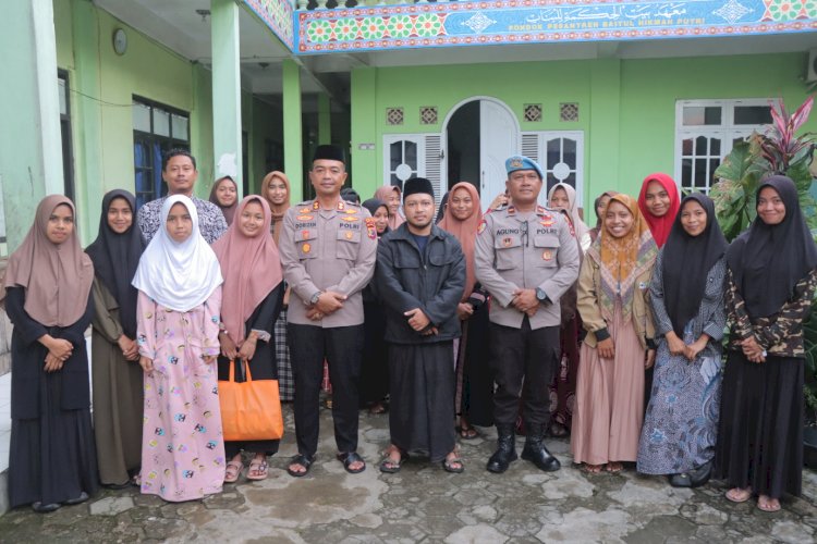 Kapolres Sumba Barat Santuni Anak Yatim Piatu di Bulan Suci Ramadhan Kapolres Sumba Barat Santuni Anak Yatim Piatu di Bulan Suci Ramadhan