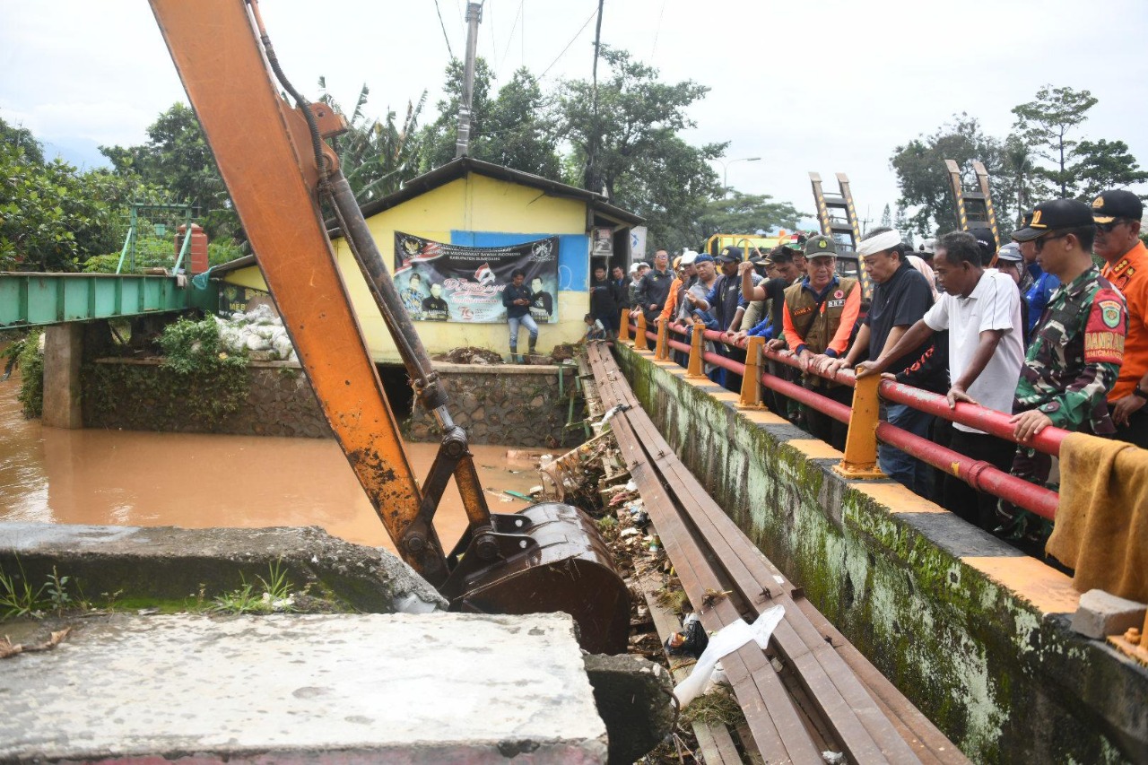 Sekda Jabar Tinjau Banjir Cimanggung, Tekankan Pencegahan dan Solusi