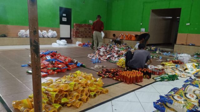 Kades Tanjungsari Kecamatan Sukaresik Salurkan Bantuan dan Ucapkan Terima Kasih kepada Para Donatur