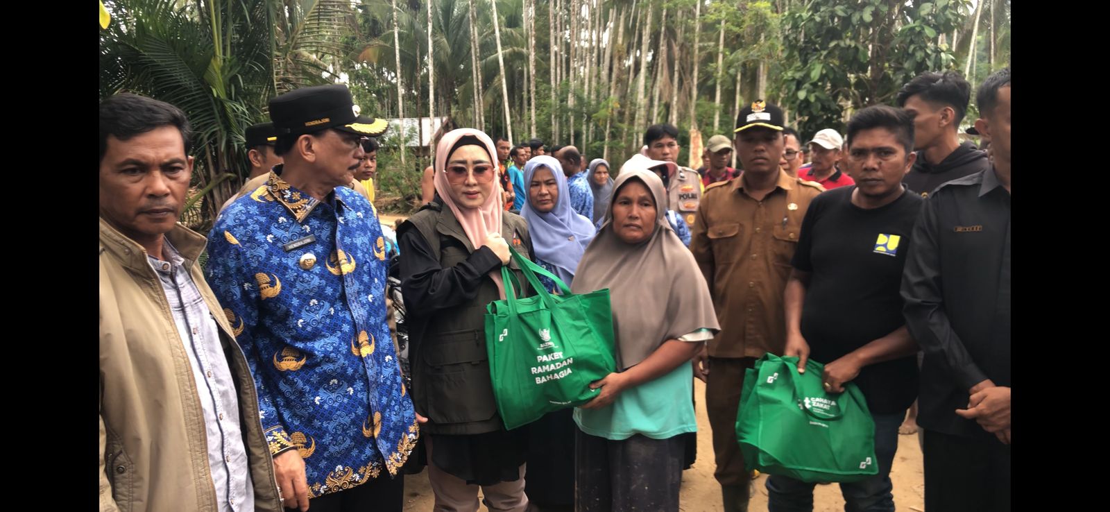 Korban Banjir Pelangai Gadang Terima Bantuan Sembako dari Lisda Hendrajoni