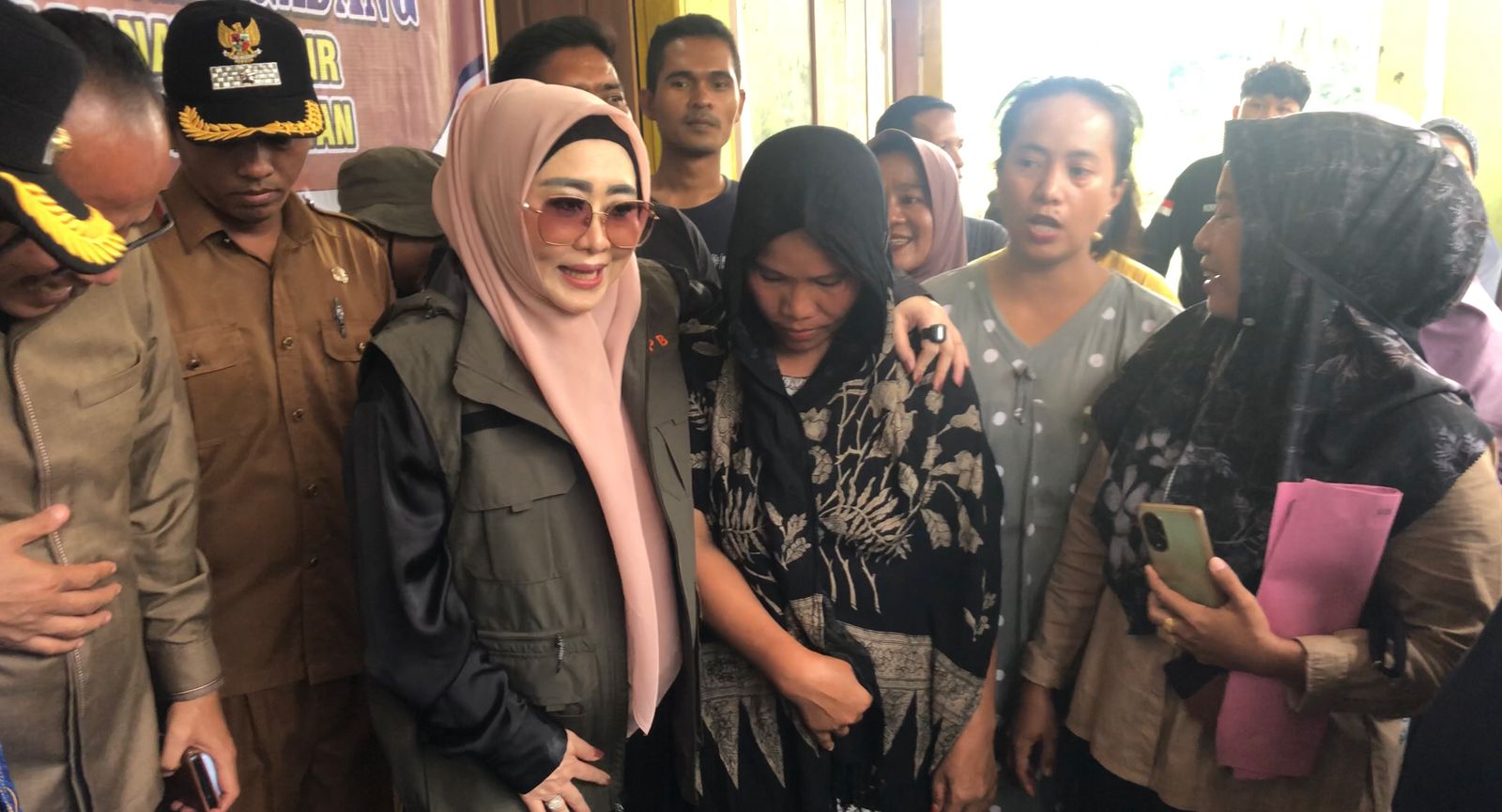 Korban Banjir Pelangai Gadang Terima Bantuan Sembako dari Lisda Hendrajoni