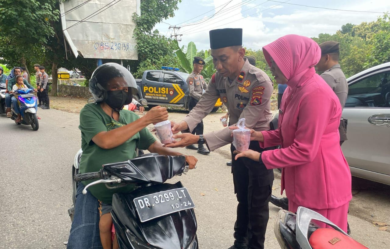 Sat Samapta Polres Bima Bersama Ibu Bhayangkari Bagikan 300 Paket Takjil