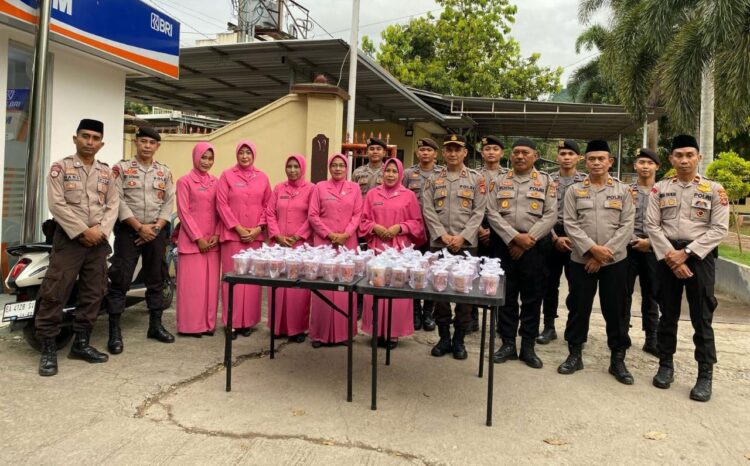 Sat Samapta Polres Bima Bersama Ibu Bhayangkari Bagikan 300 Paket Takjil