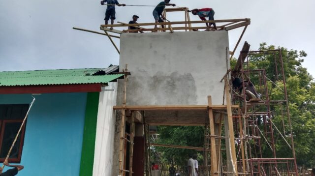 Warga Desa Kaliuda Bantu Satgas TMMD Rampungkan Rangka Atap Menara Gereja