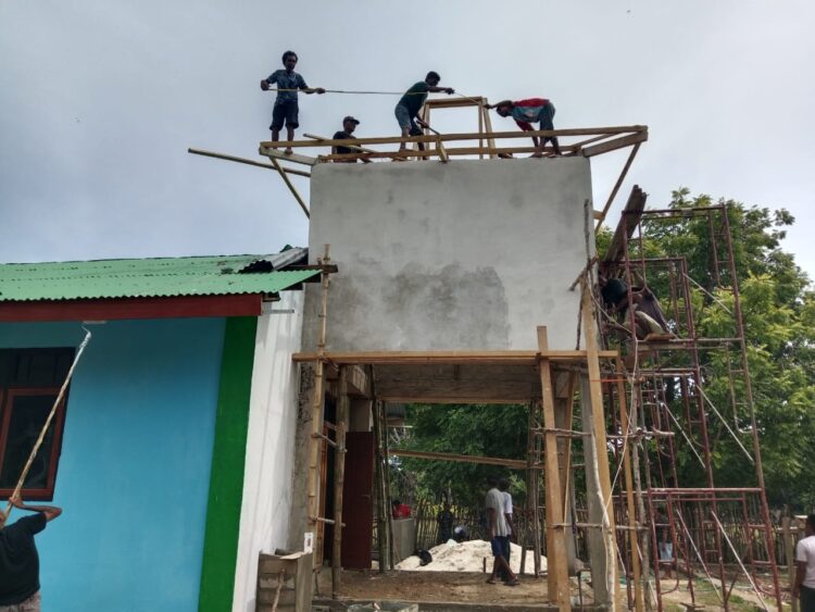 Warga Desa Kaliuda Bantu Satgas TMMD Rampungkan Rangka Atap Menara Gereja