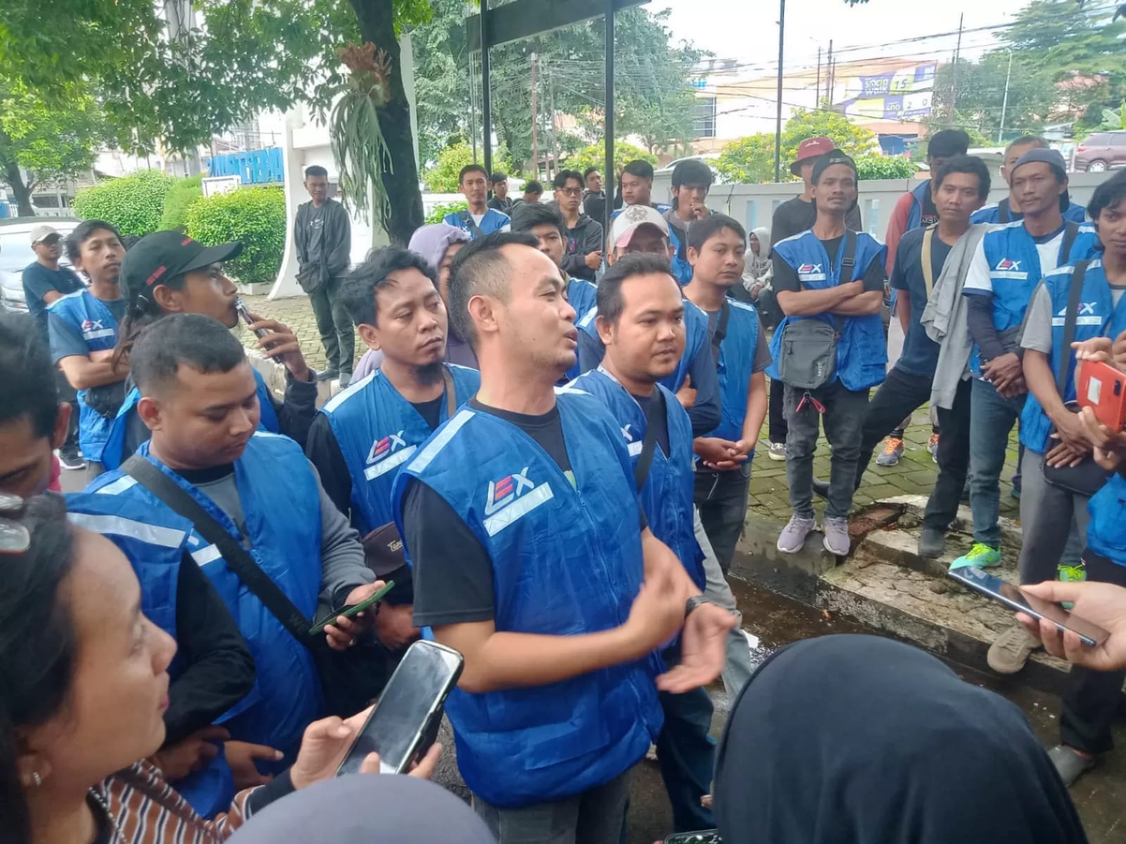 Kurir Online PT. Lastana Ekpress Logistik Demo di Disnaker Karawang Tuntut THR 2025