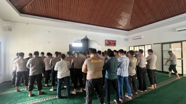 Polres OKI Gelar Sholat Ghaib, Kenang Tiga Anggota Polri Gugur di Lampung