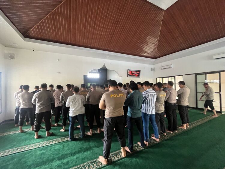 Polres OKI Gelar Sholat Ghaib, Kenang Tiga Anggota Polri Gugur di Lampung