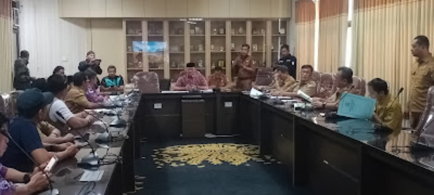 Rapat Dengar Pendapat Komisi II DPRD Kabupaten Karawang Terkait Lima Tuntutan Persatuan Perangkat Desa Indonesia ( PPDI )