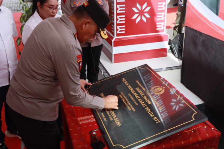 Kapolda NTT Resmikan Rusun Polres Manggarai Barat di Labuan Bajo Kapolda NTT Resmikan Rusun Polres Manggarai Barat di Labuan Bajo