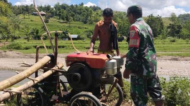 Babinsa Interaksi Langsung Dengan Para Petani Di Sawah