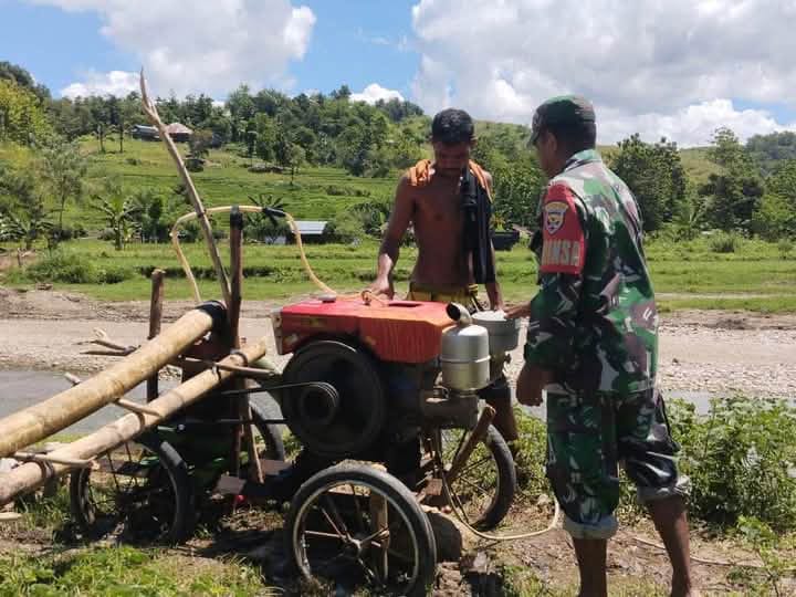 Babinsa Interaksi Langsung Dengan Para Petani Di Sawah