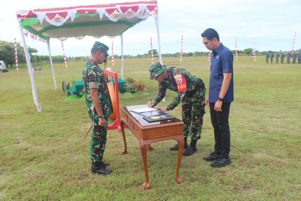 Dansatgas Kodim 1601/Sumba Timur Tandatangani Naskah Penutupan TMMD ke-123