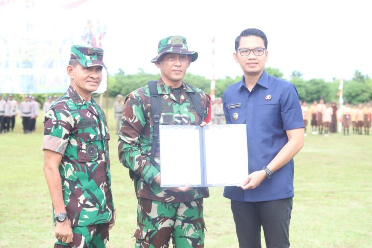 Dansatgas Kodim 1601/Sumba Timur Tandatangani Naskah Penutupan TMMD ke-123