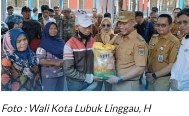 Walikota Lubuklinggau H. Rachmad Hidayat Tinjau Operasi Pasar Murah di Alun-Alun Merdeka