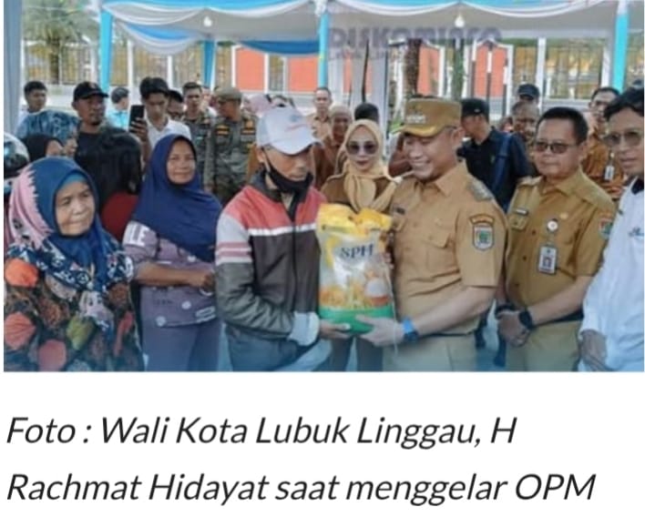 Walikota Lubuklinggau H. Rachmad Hidayat Tinjau Operasi Pasar Murah di Alun-Alun Merdeka