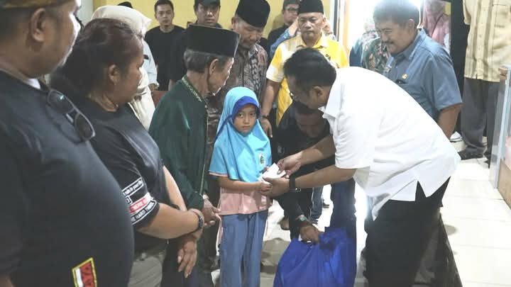 Bupati Menghadiri Oprasi Pasar Bersubsidi Inisiatif Disdagin, Di Desa Padaasih Kampung Ciroyom