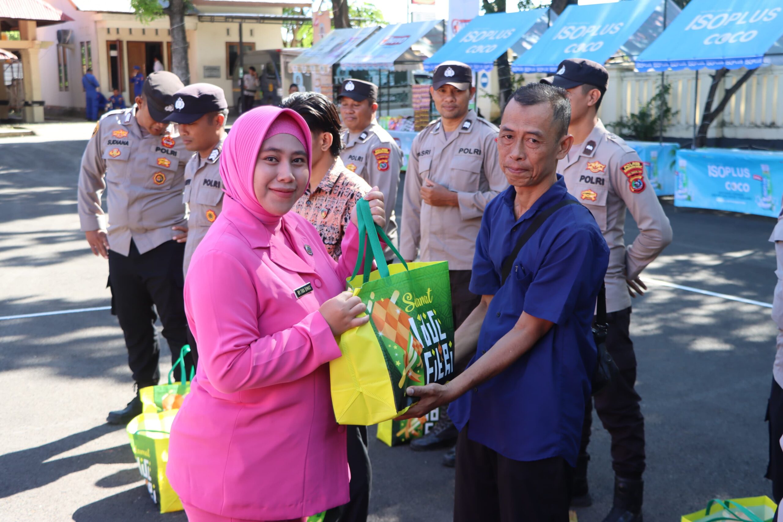 Bantu Masyarakat, Polisi Gelar Bazar Ramadhan di Labuan Bajo