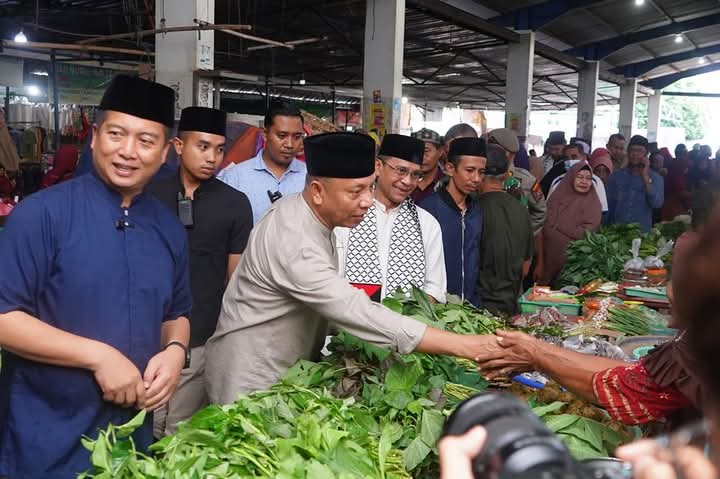 Usai Solat Subuh Di Masjid Baitul Hamid, Gubernur NTB Kunjungi Pasar Amahami Usai Solat Subuh Di Masjid Baitul Hamid, Gubernur NTB Kunjungi Pasar Amahami